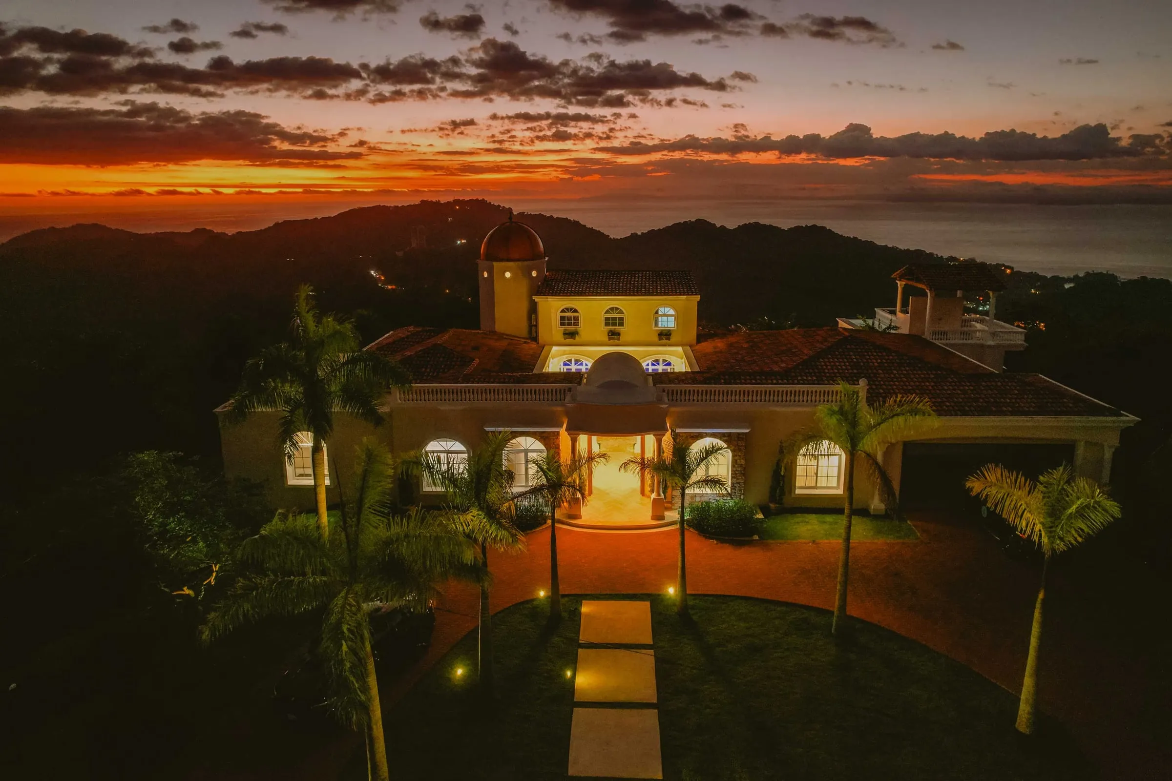 Dorada's hillside villa at sunset, overlooking the Pacific Ocean in Costa Rica